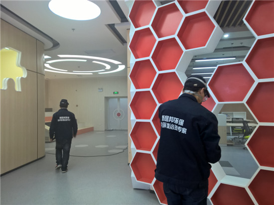 立美凈技術人員在進行室內甲醛清除作業