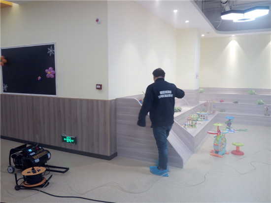 立美凈技術人員在霧化光觸媒來去除室內甲醛 立美凈技術人員在霧化光觸媒來去除室內甲醛