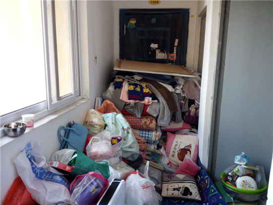 物品都堆放在樓道里 物品都堆放在樓道里